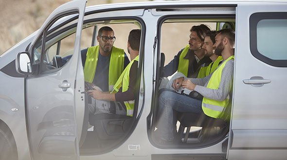 Peugeot Partner Ви перевозите до п'яти людей та вантаж